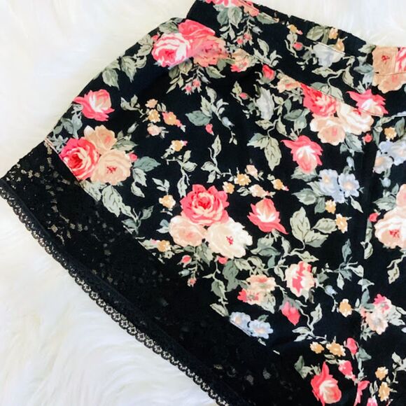 Urban Outfitters Band of Gypsies Floral Botanical Lace Shorts XS - Picture 3 of 9